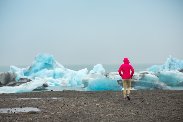 写真 jokulsarlon氷河ラグーンの氷山の夏には、女性の美しい景色が堪能できます。