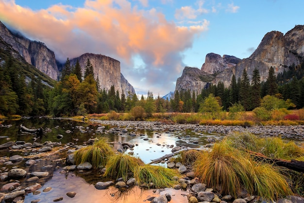 Фото Прекрасный вид на национальный парк йосемити на закате в калифорнии, сша