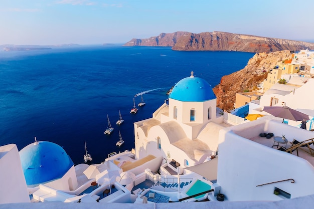 전통적인 백색 주택 산토리니 섬 그리스와 이아의 아름다운 전망