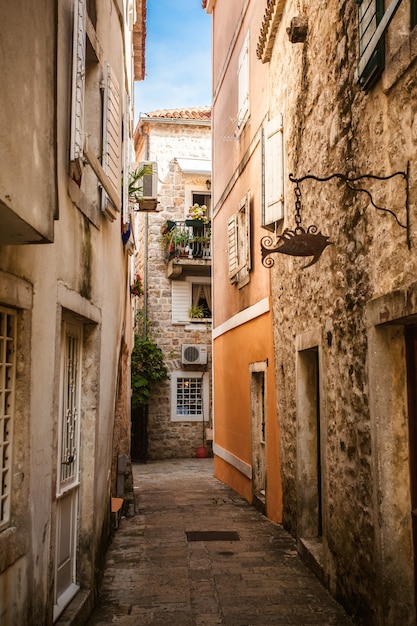 Bella vista della vecchia strada stretta al giorno pieno di sole