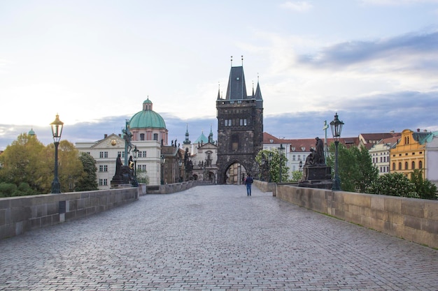 체코 프라하(Prague Czech Republic)의 새벽에 카를교(Charles Bridge)의 올드 타운 타워(Old Town Tower of Charles Bridge)의 아름다운 전망