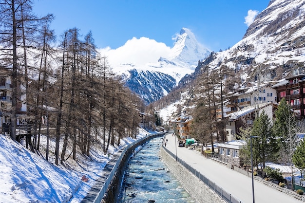 Foto bella vista del vecchio villaggio in una giornata di sole con sfondo di picco cervino a zermatt