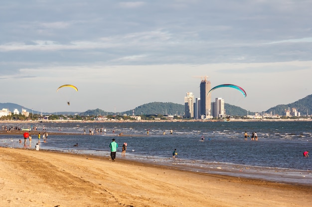 写真 ビーチの美しい景色サーフィンは海岸を打ちます