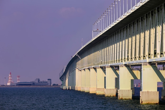 Foto bella vista del ponte di osaka di fronte all'aeroporto