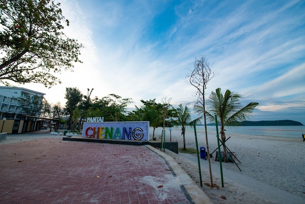 Прекрасный вид на пляж Пантай Сенанг в Лангкави, Малайзия.