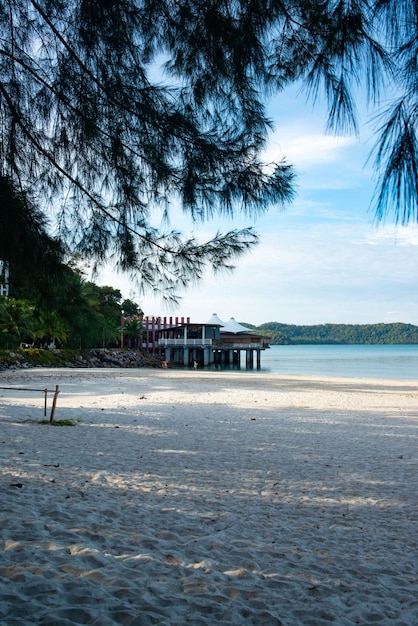ランカウイマレーシアのパンタイチェナンビーチの美しい景色