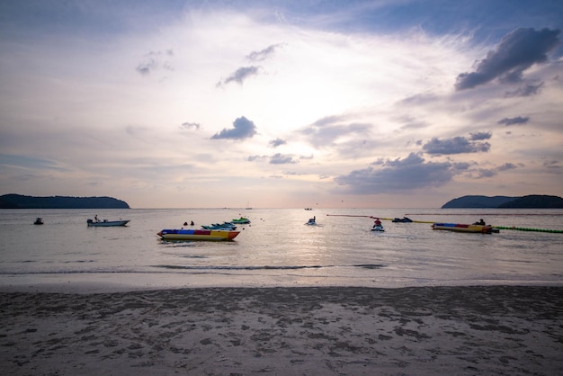 Una bellissima vista della spiaggia di pantai cenang a langkawi in malesia