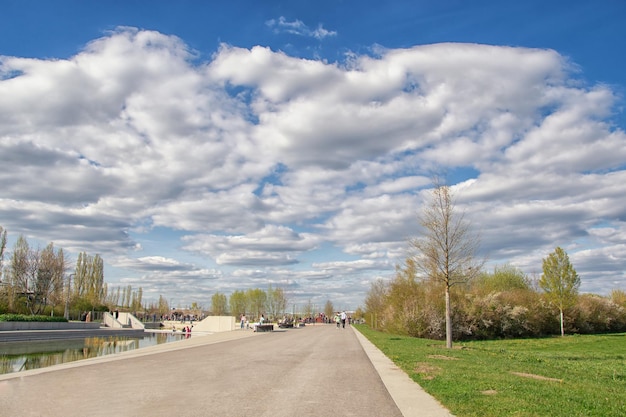 Красивый вид в парке голубое небо с облаками летний солнечный день на природе Ингольштадт