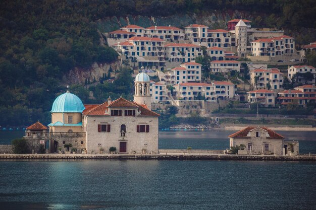 몬테네그로 코토르 베이(Kotor Bay)에서 안개 낀 아침에 페라스트(Perast) 마을의 아름다운 전망