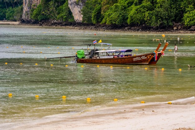 Una bellissima vista dell'isola di phi phi situata in thailandia