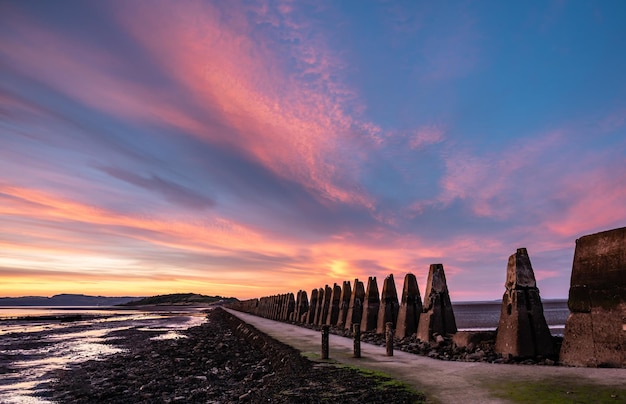 스코틀랜드 에든버러 크라몬드 섬(Cramond Island)의 해변에서 분홍빛 일몰의 아름다운 전망