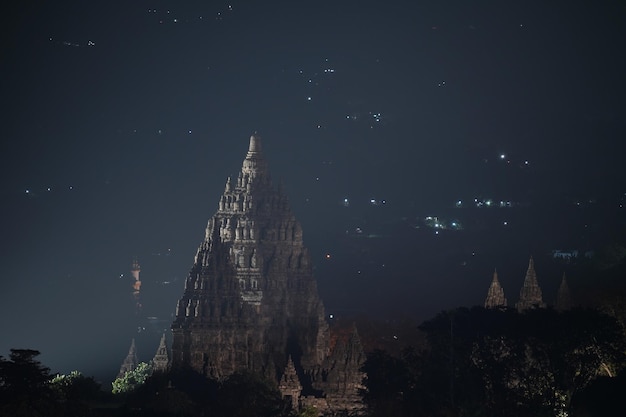 밤에 Prambanan 사원의 아름다운 전망