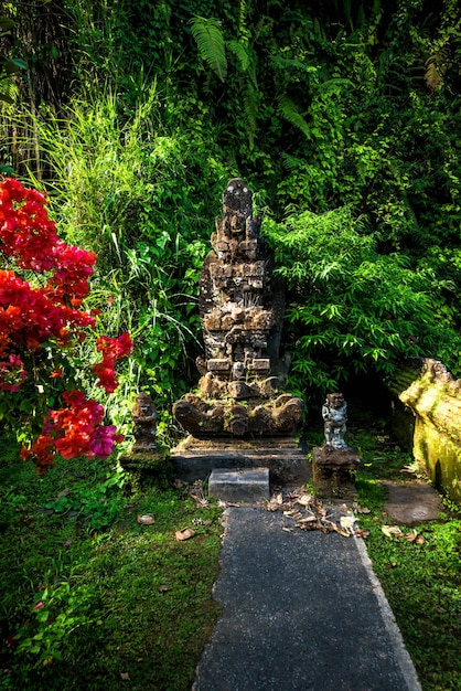 Прекрасный вид на храм Пура Тирта Эмпул, расположенный на Бали, Индонезия.