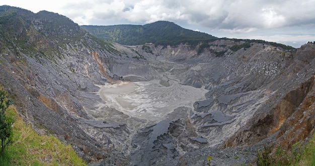 タンクバン プラフ山の美しい景色ラトゥ クレーター