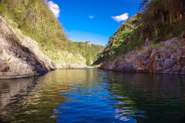 Foto bella vista sul fiume all'ancora del canyon somoto