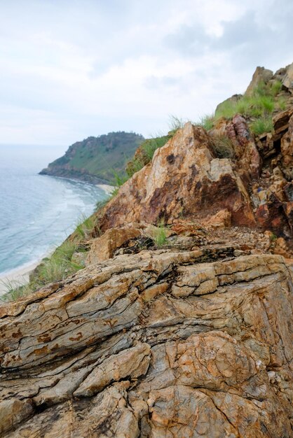 Foto una bella vista delle rocce a cristo rei dili, timor est