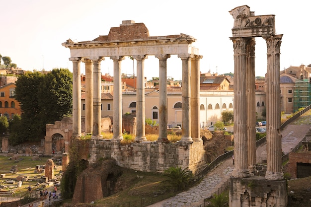 Bella vista del foro romano al tramonto a roma, italia