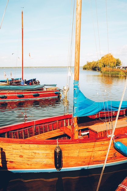 Foto bella vista delle barche a vela a steinhudermeer, bassa sassonia, germania