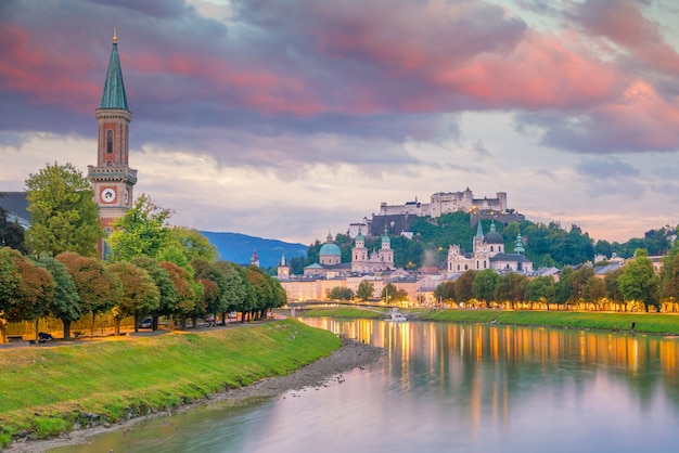 오스트리아 일몰 시 여름에 잘츠부르크(Salzburg) 도시 스카이라인의 아름다운 전망