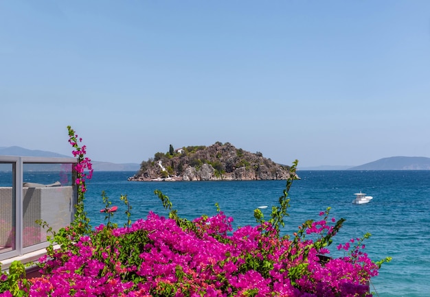 晴れた日の海と島の美しい景色ギリシャペロポネソス半島