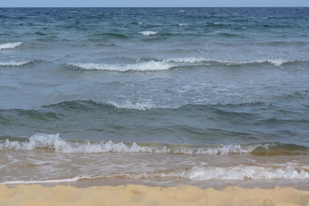 Красивый вид на море с волнами и песчаным пляжем