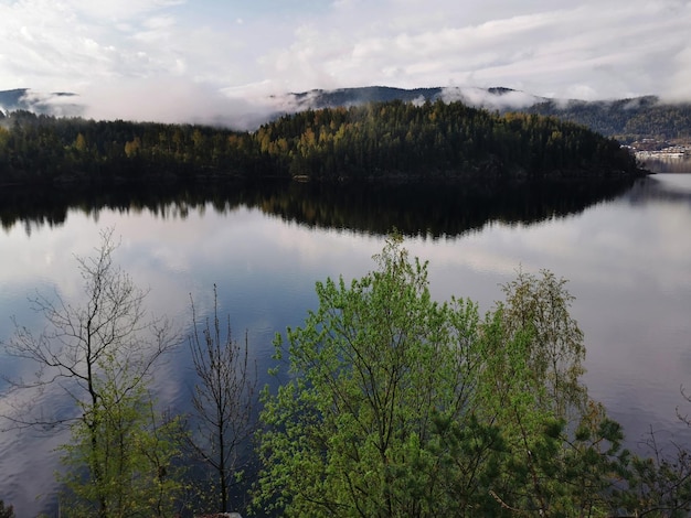 ノルウェーのSeljordsvatnet湖の美しい景色