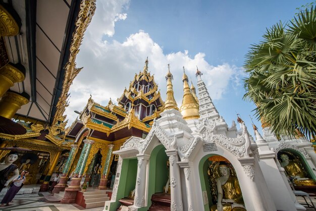 ミャンマーのヤンゴンにあるシュエダゴンパドガ寺院の美しい景色