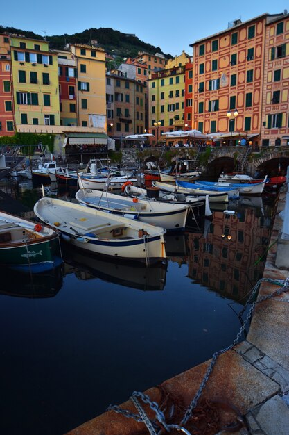 바다가 내려다보이는 다채로운 집들이 있는 카모글리(Camogli)의 작은 항구의 아름다운 전망