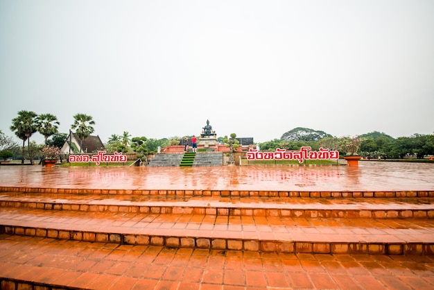 Photo a beautiful view of sukhothai historical park located in thailand