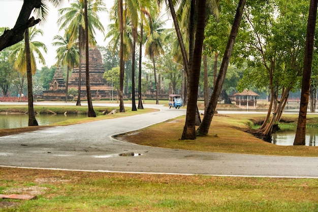 Foto una bellissima vista del parco storico di sukhothai situato in thailandia