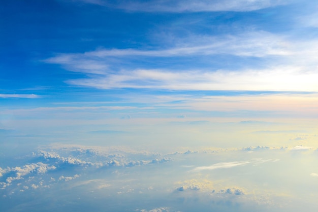 아름다운 전망, 흰 구름 위의 푸른 하늘과 비행기 창을 통해 보이는 황금빛 배경, 휴가 시간의 아침에 해가 뜨다
