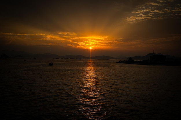 ビーチに沈む夕日の美しい景色