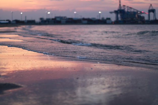 海に沈む夕日の美しい景色