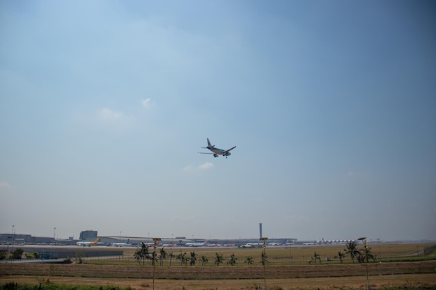 Una bellissima vista dell'aeroporto di suvarnabhumi situato a bangkok in thailandia