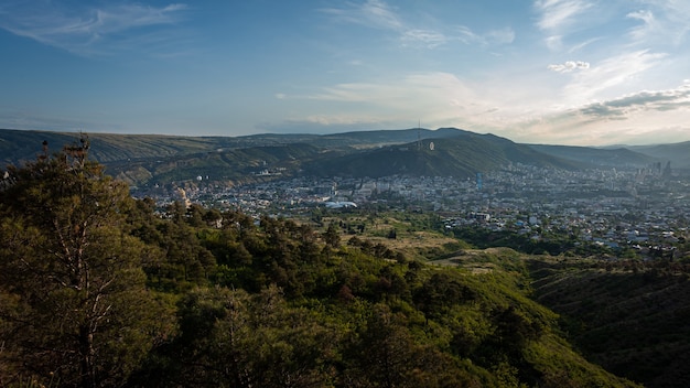조지아의 수도인 일몰의 트빌리시의 아름다운 전망. 시티스케이프
