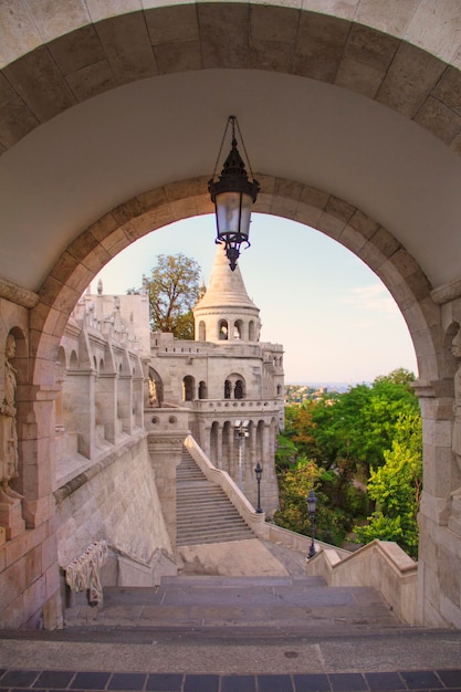 Bella vista attraverso l'arco alle torri del bastione dei pescatori a budapest, in ungheria