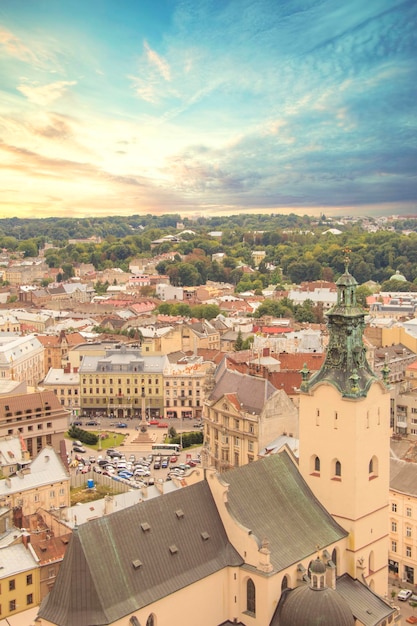 市庁舎の塔、Adam Mickiewicz 広場、ウクライナのリヴィウ中心部の美しい景色