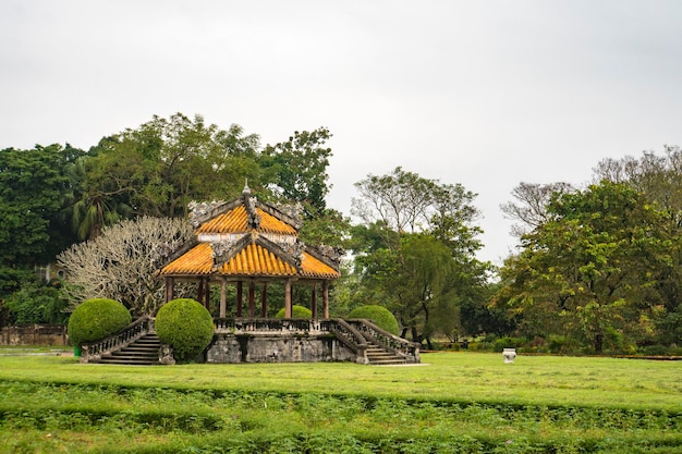 후에 베트남 후에(Hue Vietnam Hue)의 여름 화창한 날 임페리얼 시티(Imperial City) 정원의 푸른 하늘 배경에 있는 전통적인 베트남 파빌리온의 아름다운 전망은 아시아의 인기 있는 관광지입니다.