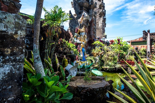 Una bellissima vista del tempio di ulun danu beratan situato a bali indonesia