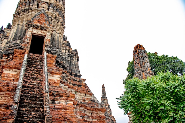 Una bellissima vista del tempio wat chaiwatthanaram situato ad ayutthaya in thailandia