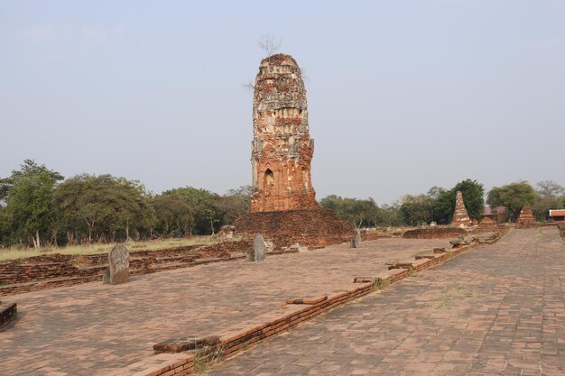 タイのアユタヤにあるワットロカヤスタラム仏教寺院の美しい景色