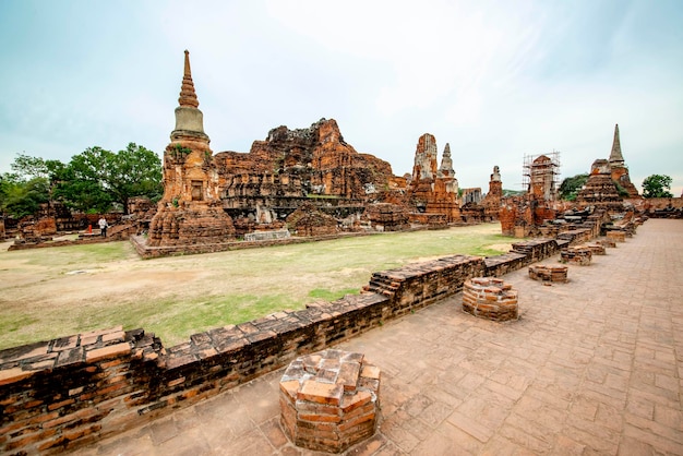 タイのアユタヤにあるワットマハタート寺院の美しい景色