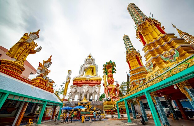 タイのバンコクにあるワットパクナム寺院の美しい景色