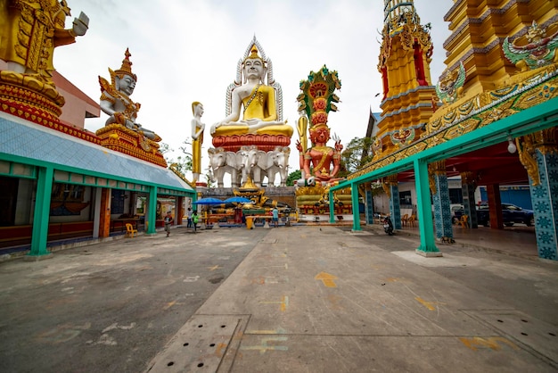 タイのバンコクにあるワットパクナム寺院の美しい景色