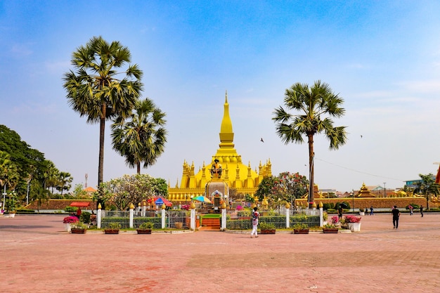 Прекрасный вид на храм Ват Пха Тхат Луанг, расположенный во Вьентьяне, Лаос.