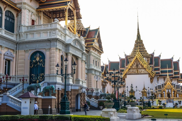 Photo a beautiful view of wat phra kaew temple the grand palace located in bangkok thailand