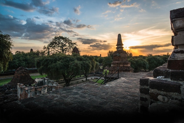 タイのアユタヤにあるワットラーチャブラナ寺院の美しい景色