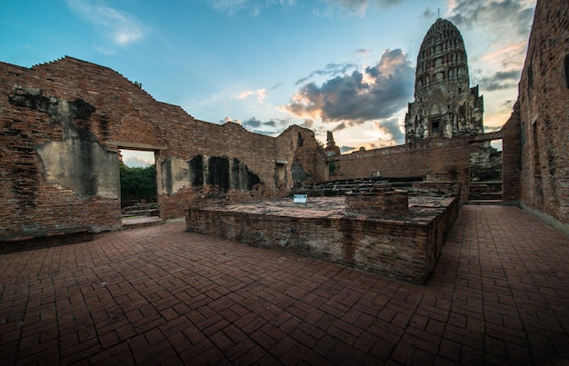 Photo a beautiful view of wat ratchaburana temple located in ayutthaya thailand