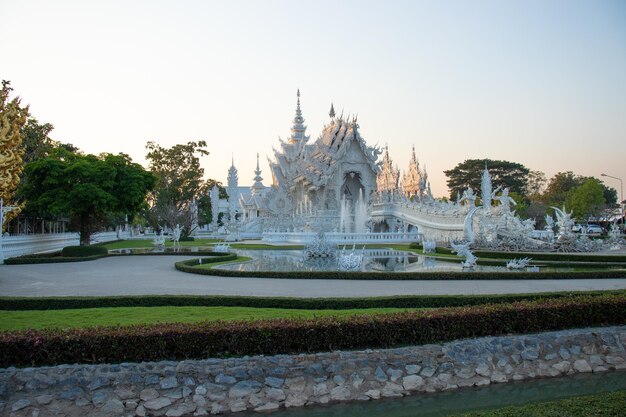 Прекрасный вид на Ват Ронг Кхун, Белый храм, расположенный в Чианграй, Таиланд.
