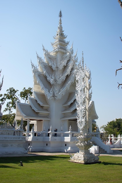Прекрасный вид на Ват Ронг Кхун, Белый храм, расположенный в Чианграй, Таиланд.